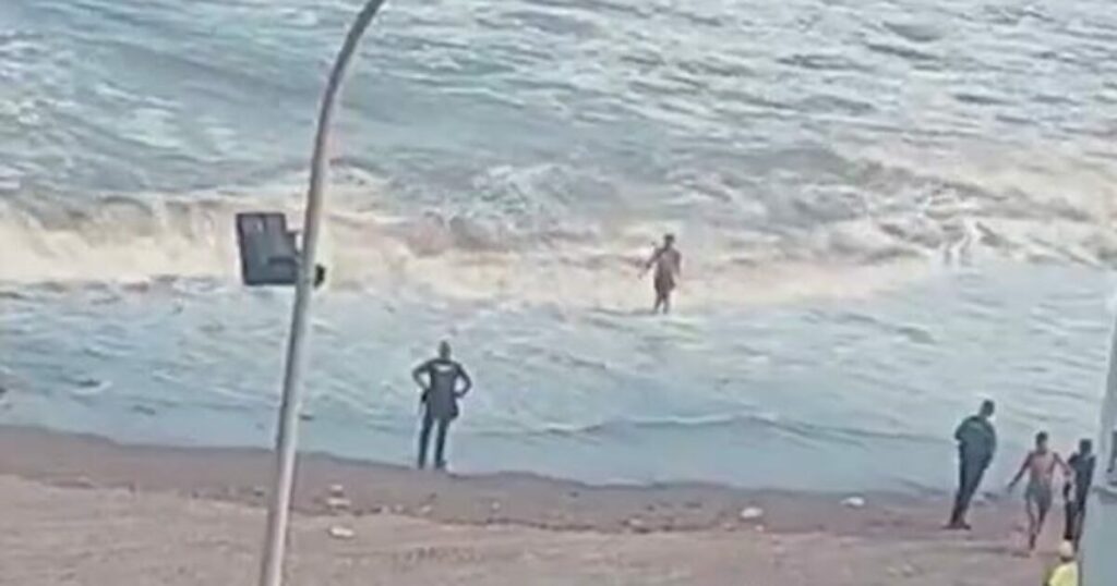 Un gruppo di 54 minori ha raggiunto a nuoto l’enclave spagnola di Ceuta dal Marocco
