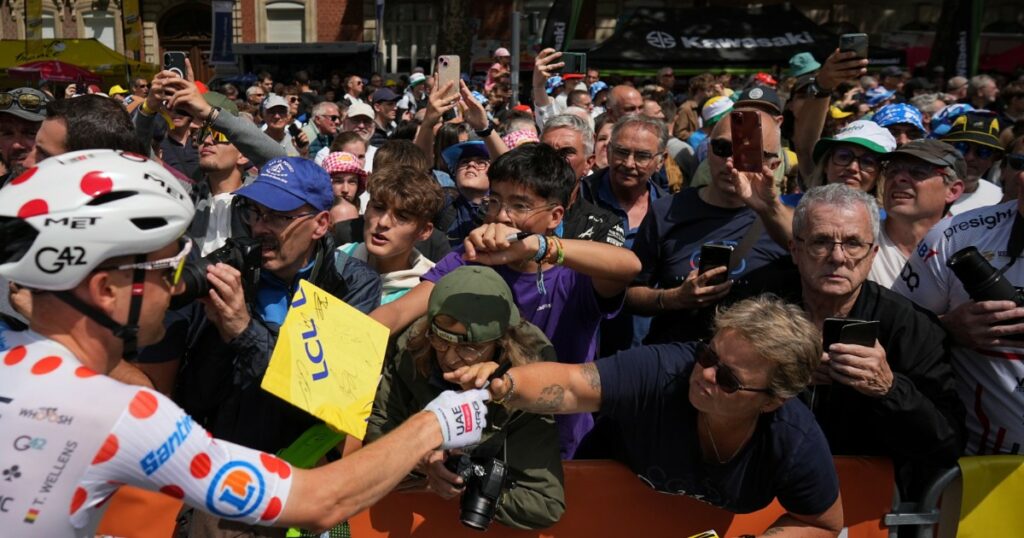 uomo armato tra il pubblico