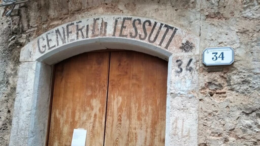 A sorpresa poesie di Franco Arminio su muri nel Salernitano - Libri - Poesia