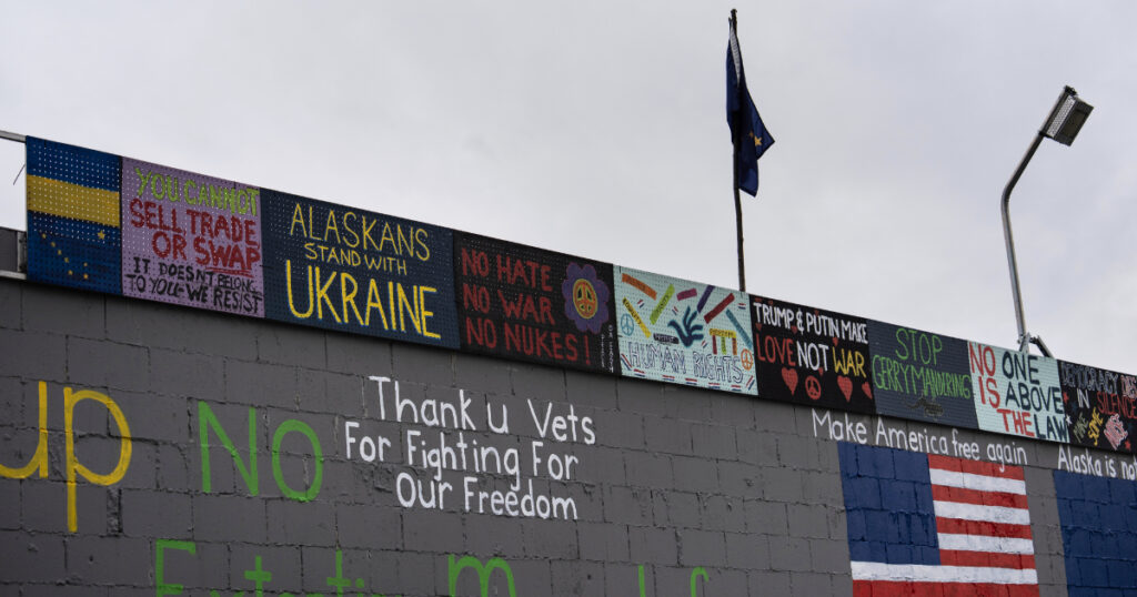 Alaska, è il giorno del vertice Trump-Putin. L’incontro inizierà alle 21. Kiev: “Negoziati produttivi solo dopo il cessate il fuoco” Alaska, è il giorno del vertice Trump-Putin. L'incontro inizierà alle 21. Kiev: "Negoziati produttivi solo dopo il cessate il fuoco"