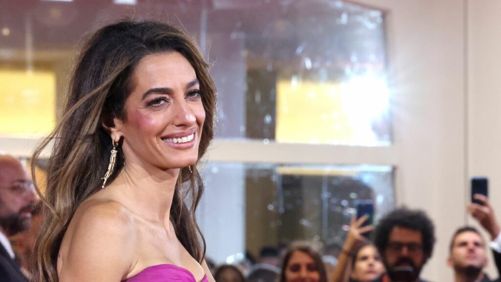 Amal Clooney al Festival di Venezia: la sua bellezza parte dalla cura delle sopracciglia con un olio iraniano di Leila Pasar: «Abbiamo iniziato un percorso per rendere il suo sguardo ancora più naturale» Vanity Fair Italia