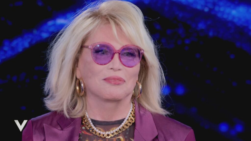 Amanda Lear furiosa con HBO: causa per il documentario sul cambio di sesso | Il Fatto Quotidiano