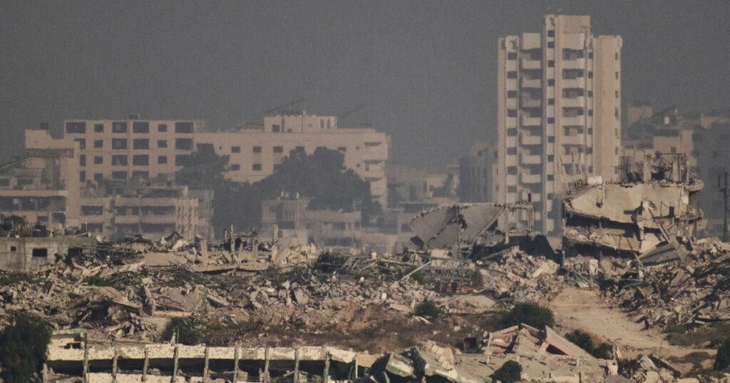 Ancora raid israeliani su Gaza: almeno 20 palestinesi uccisi. Un’intera famiglia sterminata a Khan Younis. Nuove proteste dei parenti degli ostaggi Ancora raid israeliani su Gaza: almeno 20 palestinesi uccisi. Un'intera famiglia sterminata a Khan Younis. Nuove proteste dei parenti degli ostaggi
