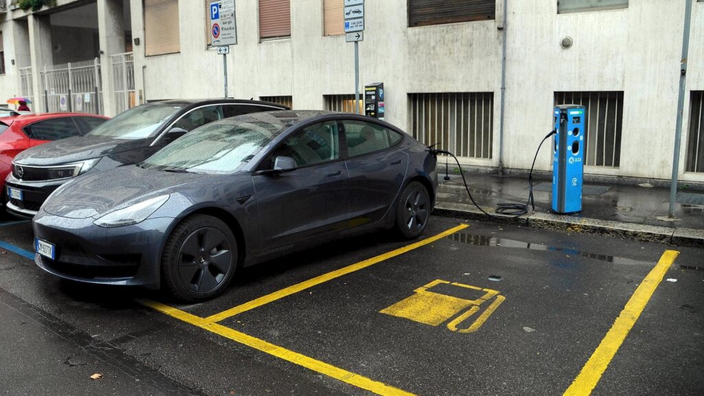 Auto elettriche, sale la quota a luglio in Europa. Ma i costruttori: “Obiettivo 2035 non fattibile” Auto elettriche, sale la quota a luglio in Europa. Ma i costruttori: “Obiettivo 2035 non fattibile”