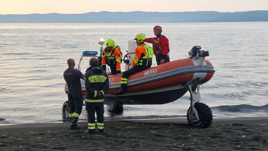 Barca si rovescia durante temporale,due dispersi in Lago Bolsena - Notizie