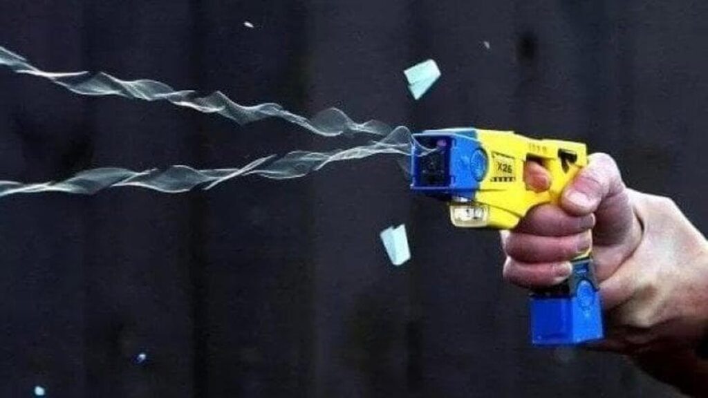 Bloccato col taser a Olbia, muore in ambulanza: aperta un’inchiesta. Il fratello: “Voglio la verità” Bloccato col taser a Olbia, muore in ambulanza: aperta un’inchiesta. Il fratello: “Voglio la verità”