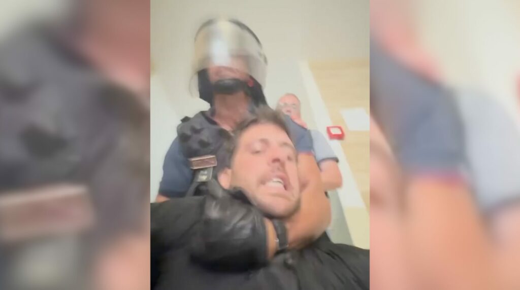 Bologna, polizia sgombera presidio antisfratto. Gli attivisti: “Vogliamo case, non manganelli” – Video