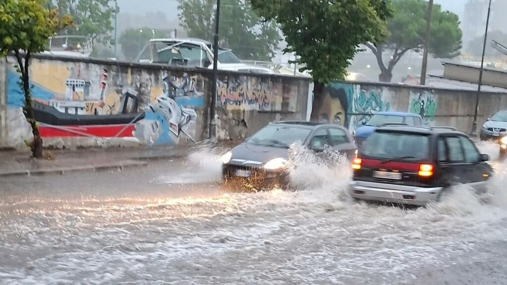 Bomba d'acqua sul Vibonese, strade allagate e disagi - Notizie