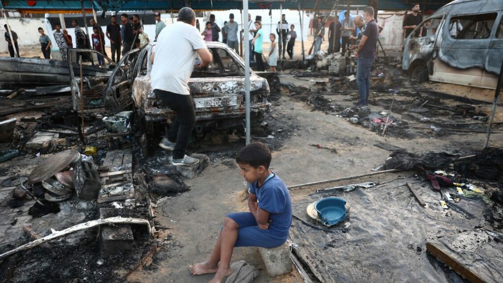 Bombe sulle tende degli sfollati a Gaza, quattro bambini uccisi in un attacco israeliano - Notizie