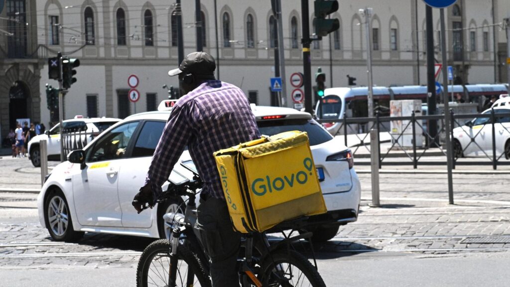 Bonus beffa, Glovo condannata: “Ai rider occhiali da sole e crema solare. E contributo triplicato” Bonus beffa, Glovo condannata: “Ai rider occhiali da sole e crema solare. E contributo triplicato”
