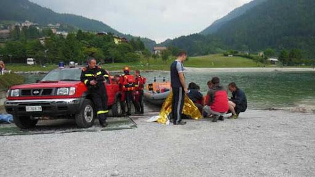 Cade dalla barca nel lago di Molveno, recuperato il corpo di un dodicenne