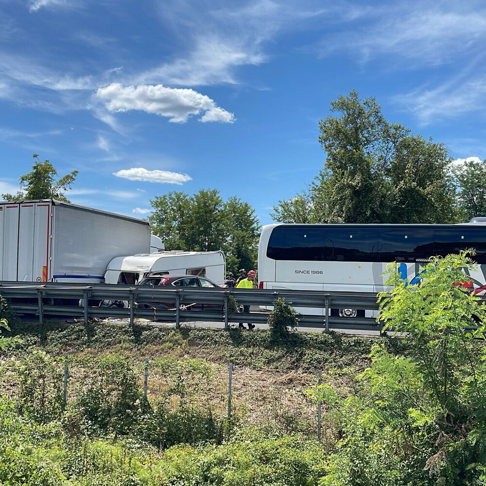 Camion salta la corsia in A1. Tre morti e 17 feriti in Valdarno. Code fino a 6 km in entra… Camion salta la corsia in A1. Tre morti e 17 feriti in Valdarno. Code fino a 6 km in entra...