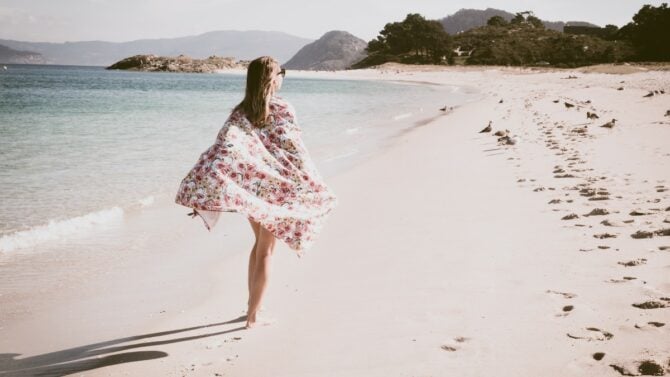 Camminare in spiaggia: 6 benefici per corpo e mente Camminare in spiaggia: 6 benefici per corpo e mente
