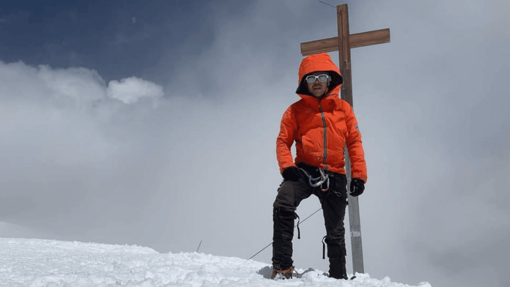 Chi è Luca Sinigaglia, l’alpinista morto cercando di salvare una collega bloccata a 7mila metri in Kirghizistan Vanity Fair Italia