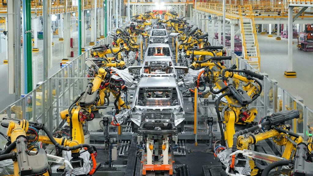 Cina, per la prima volta l’industria dell’auto elettrica investe più all’estero che in patria - News
