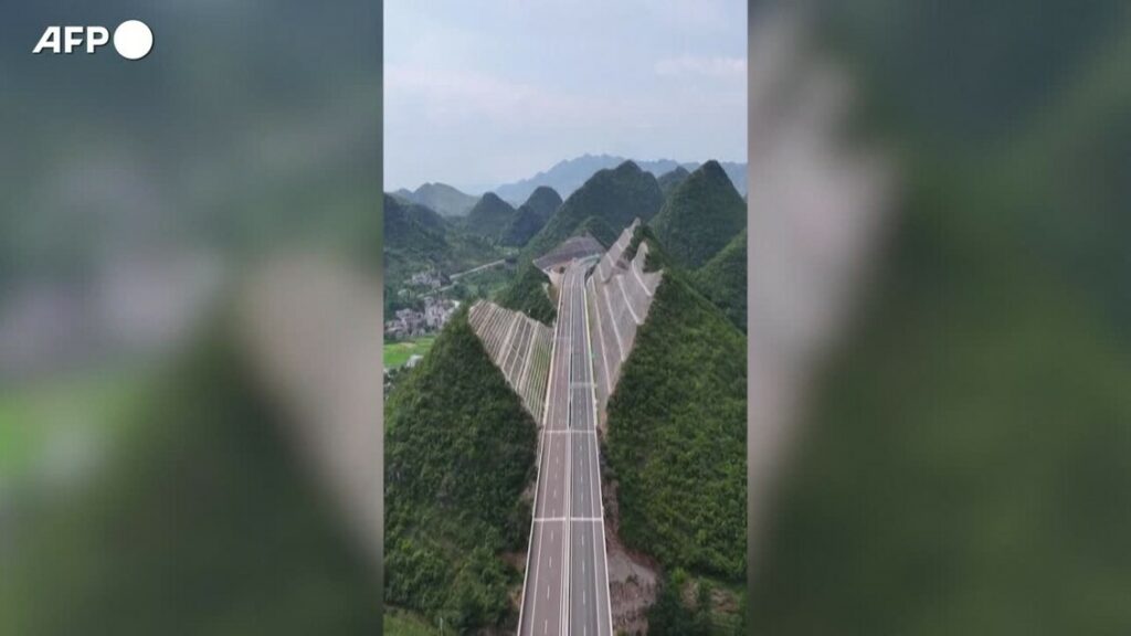 Cina, un'autostrada costruita attraverso pendii montuosi a strapiombo - Mondo