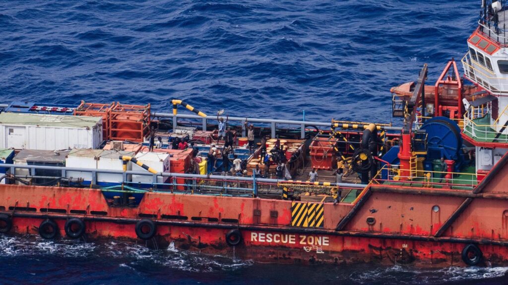 Da due giorni 41 persone bloccate su un mercantile. Sea-Watch: “Il cibo scarseggia, soccorreteli”