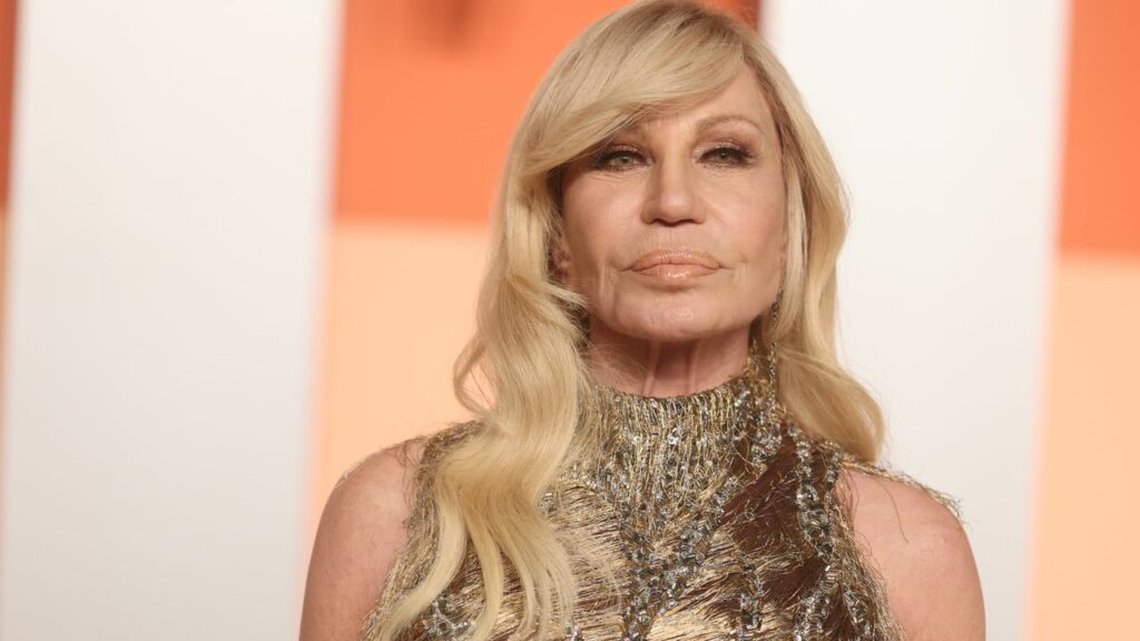 Donatella Versace e il viso fresco e radioso che fa sospettare un «dietrofront» dai filler del passato Vanity Fair Italia