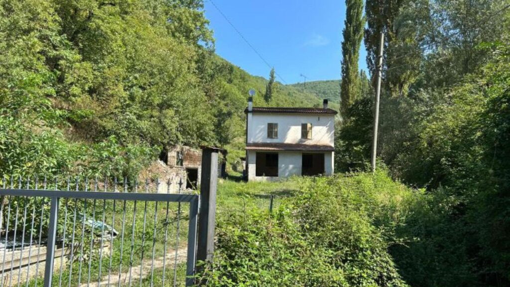 Donna seppellita in giardino a Terni, indagato il genero. Si indaga sul movente economico