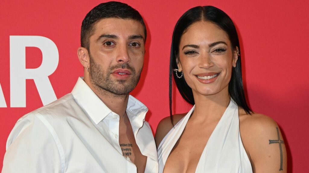 Elodie e Andrea Iannone, vacanze da innamorati in Salento. Tra coccole, amici e torte di compleanno Vanity Fair Italia