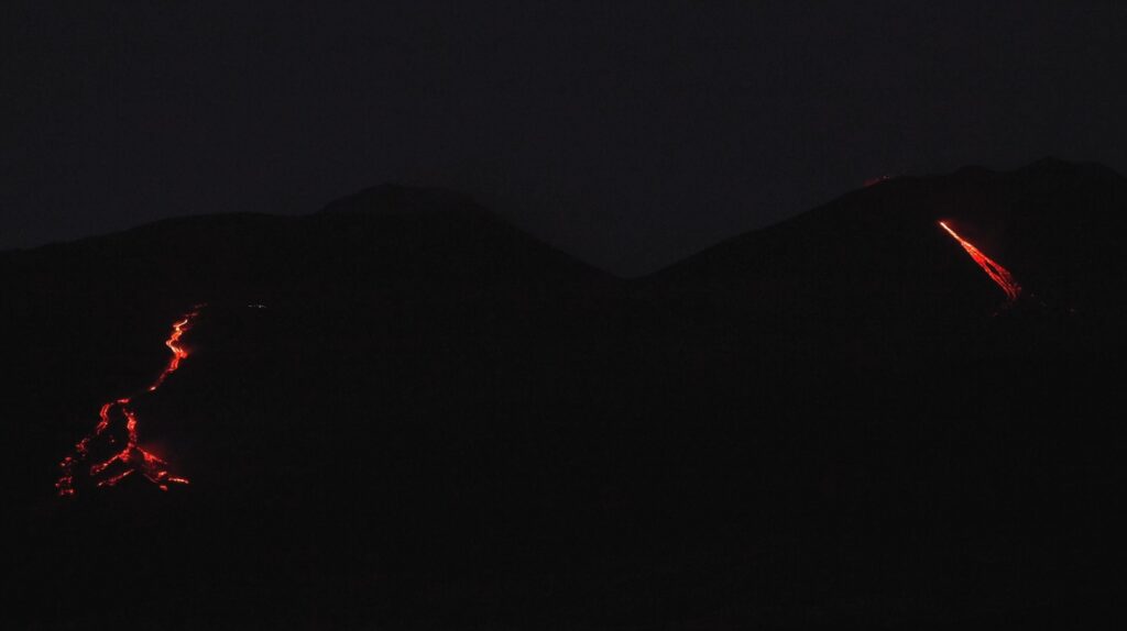 Etna, il video delle colate laviche dalle recenti fratture: sopralluogo del Corpo forestale