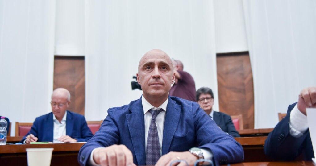 Ex Ilva, il sindaco di Taranto rifiuta l'accordo col governo: "Lacunoso e privo di garanzie, serve una legge speciale"