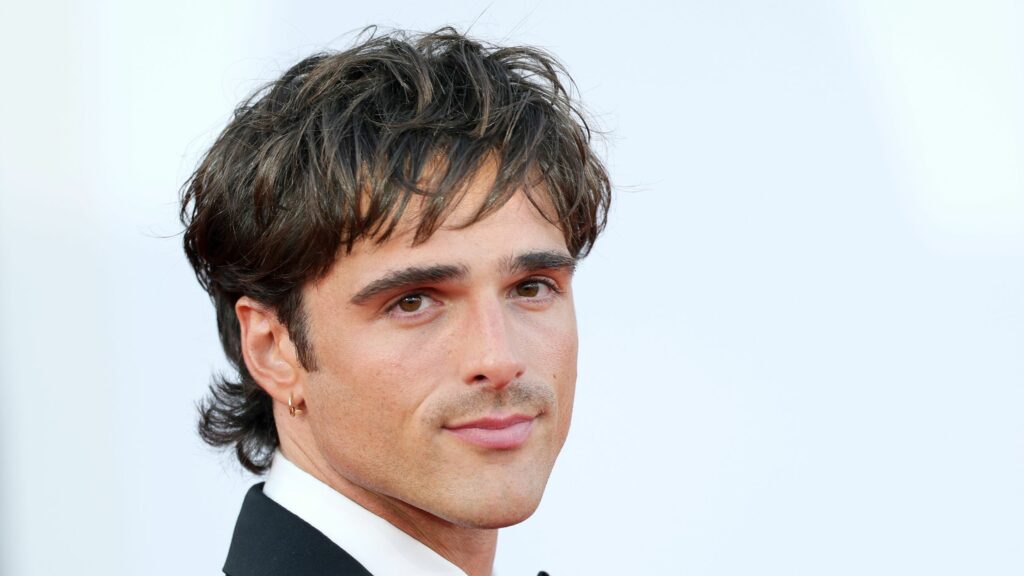 Festival del Cinema di Venezia 2025: Jacob Elordi con mimi mullet mosso e le pagelle degli altri beauty look in quarta serata