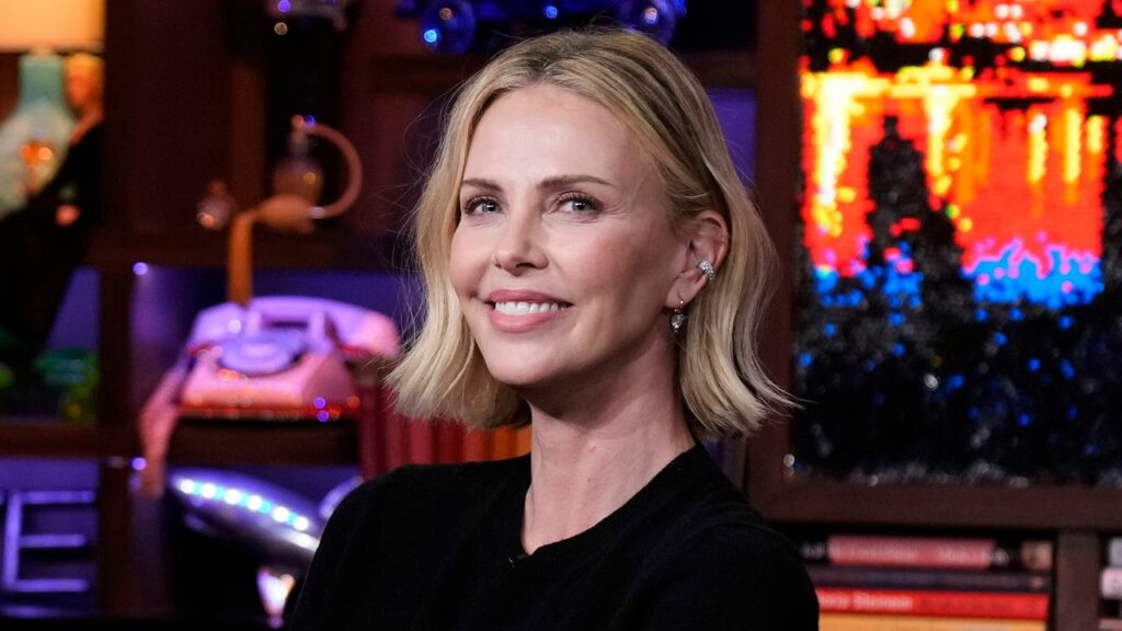 #Goodhairday: ode a Charlize Theron e ai suoi hairstyle da più bella del reame Vanity Fair Italia