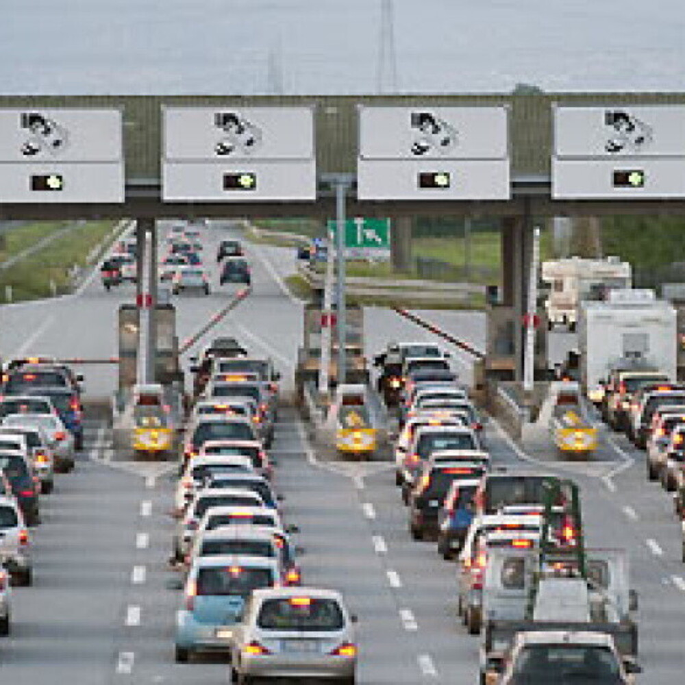 Grande esodo: oggi bollino nero su strade e autostrade per il traffico Grande esodo: oggi bollino nero su strade e autostrade per il traffico