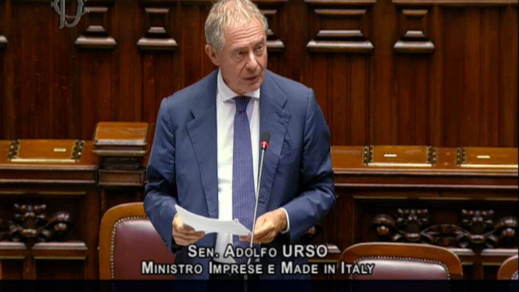 Il ministro Urso inciampa sull’inglese durante il question time: la “factory” diventa fattoria – Video