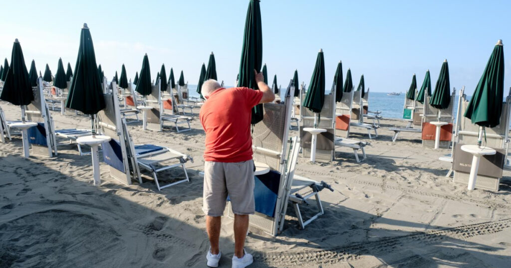 Il pianto dei balneari: "Spiagge vuote, difendeteci da Bruxelles". Alessandro Gassman e i consumatori: "Abbassate i prezzi"