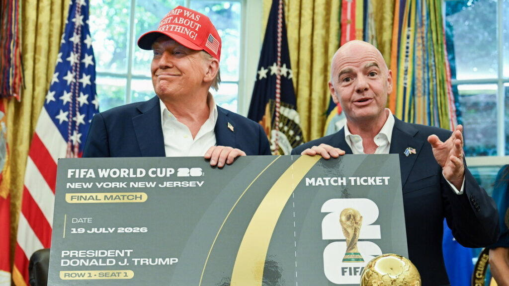 Infantino regala a Trump il primo biglietto per finale Mondiali - Notizie