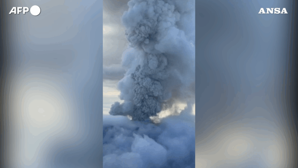 Kamchatka, vulcano russo erutta per la prima volta in 450 anni: le immagini sono impressionanti