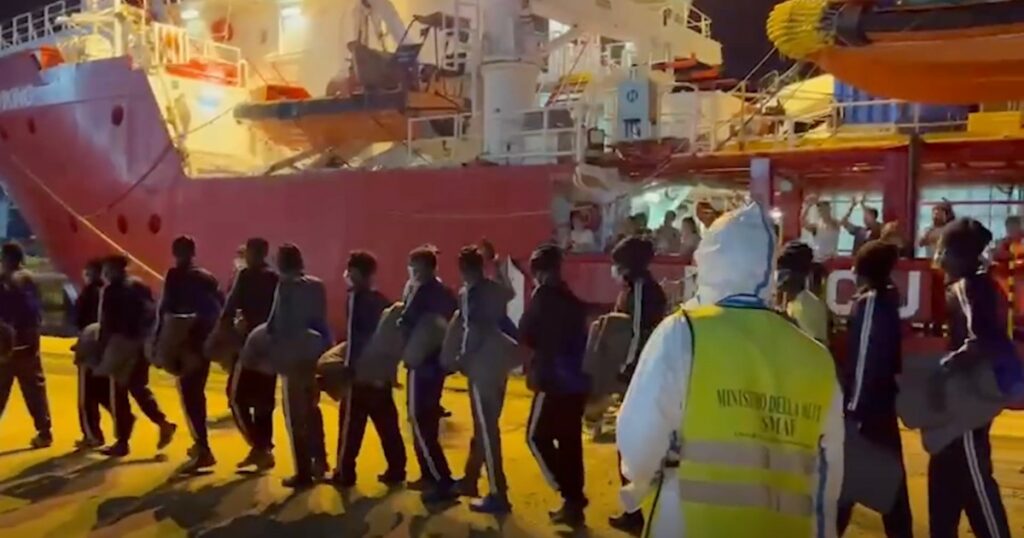 La nave Ocean Viking (dopo gli spari) è attraccata al porto di Augusta: sbarcati 87 migranti La nave Ocean Viking (dopo gli spari) è attraccata al porto di Augusta: sbarcati 87 migranti