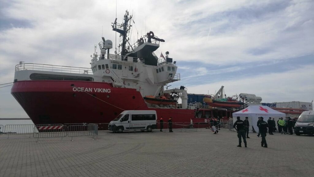 La nave Ocean Viking salva 47 persone, assegnato un porto a 1300 chilometri, 'spari dalla Guardia costiera libica' - Notizie