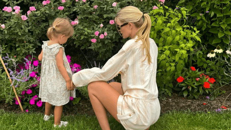 Lady Kitty Spencer, le rare foto social delle vacanze con marito e figlia: «La felicità negli Hamptons» Vanity Fair Italia