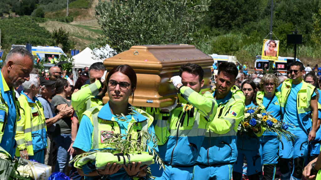 L'ultimo addio ai due volontari della Misericordia morti in ambulanza in un incidente sull'A1 - Notizie