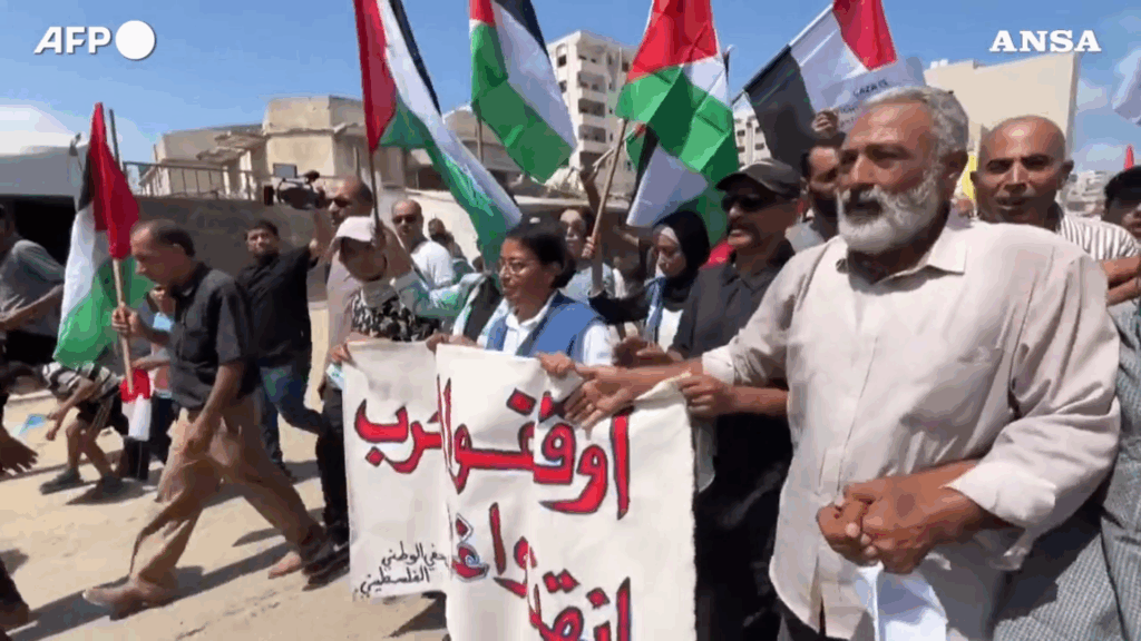 Manifestazione a Gaza City per chiedere la fine della guerra: “Basta con le uccisioni di civili” Manifestazione a Gaza City per chiedere la fine della guerra: "Basta con le uccisioni di civili"