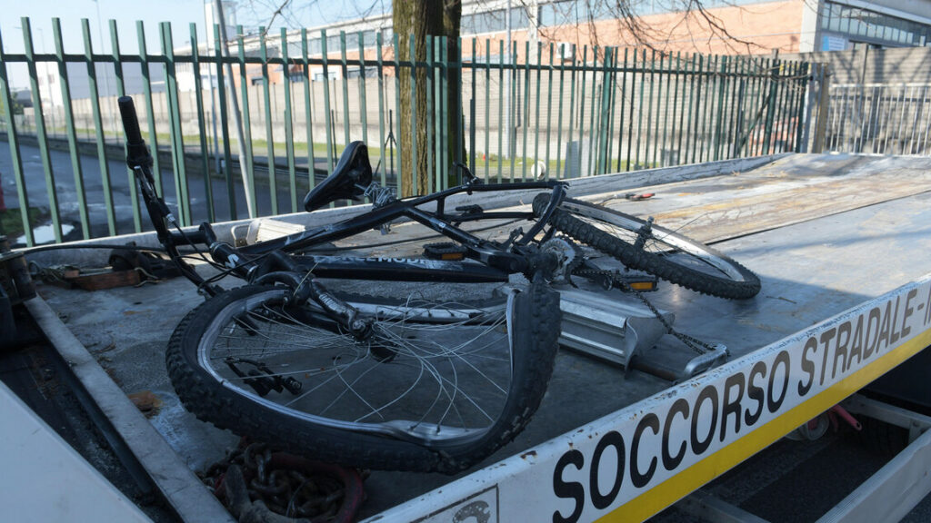 Muore un ragazzo di 15 anni investito in bici sulle strisce pedonali - Notizie