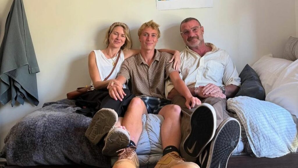 Naomi Watts accompagna il figlio Sasha al college: «Abbiamo riso, pianto e litigato. Salutarlo è stato un tuffo al cuore»