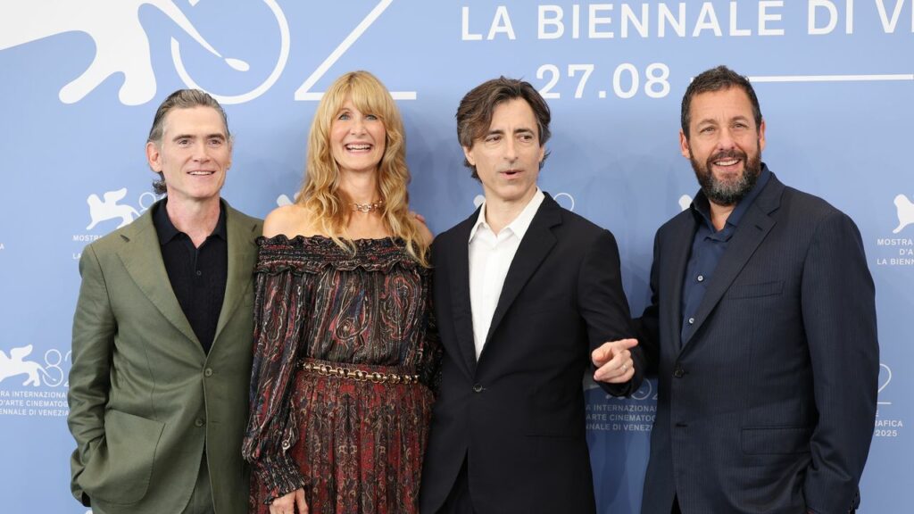 Noah Baumbach al Festival di Venezia 2025: «Ho scritto Jay Kelly pensando a George Clooney. Con questo film racconto la distanza tra ciò che mostriamo e ciò che siamo davvero» Vanity Fair Italia