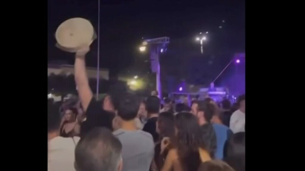 Notte della Taranta, con balli e tamburelli bloccano il concerto - Musica