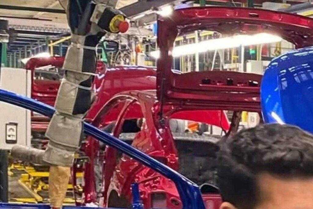 Nuova Renault Clio: avvistati i primi esemplari della sesta generazione nell’impianto turco di Bursa, debutto ufficiale al Salone di Monaco [Foto Spia] - News