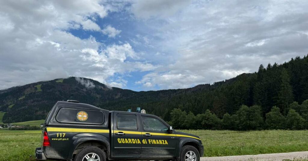 Operaio colpito da un fulmine mentre lavora sul Monte Elmo - Cronaca