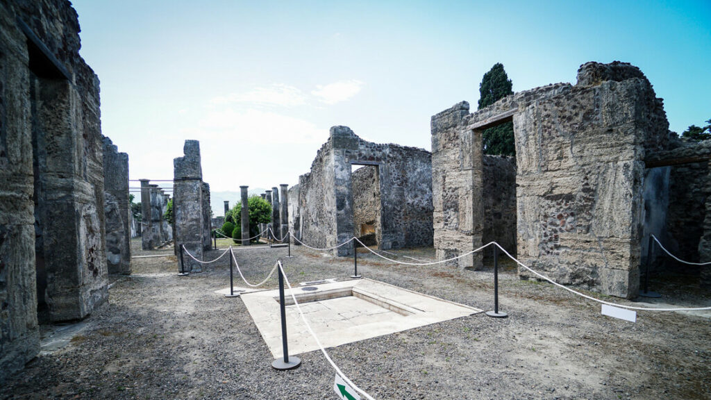 Pietre dell'antica Pompei come souvenir nello zaino di un turista - Notizie