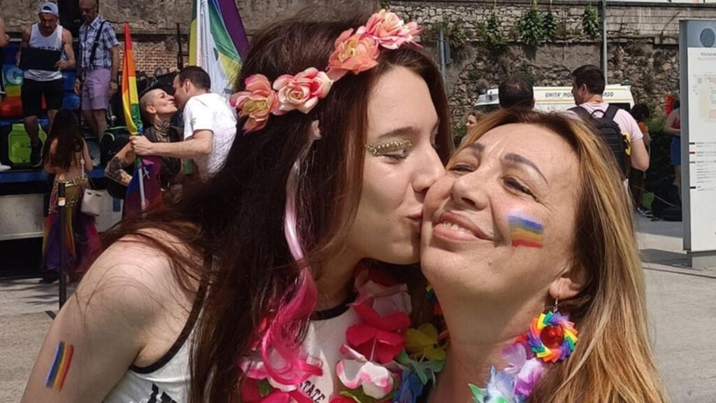 Protesta contro il ddl sulla disforia di genere: “Serve solo a schedare i nostri figli transgender”