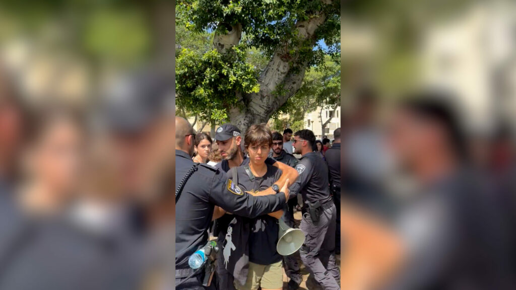 Proteste in Israele per il rilascio ostaggi: 38 arresti. Le immagini