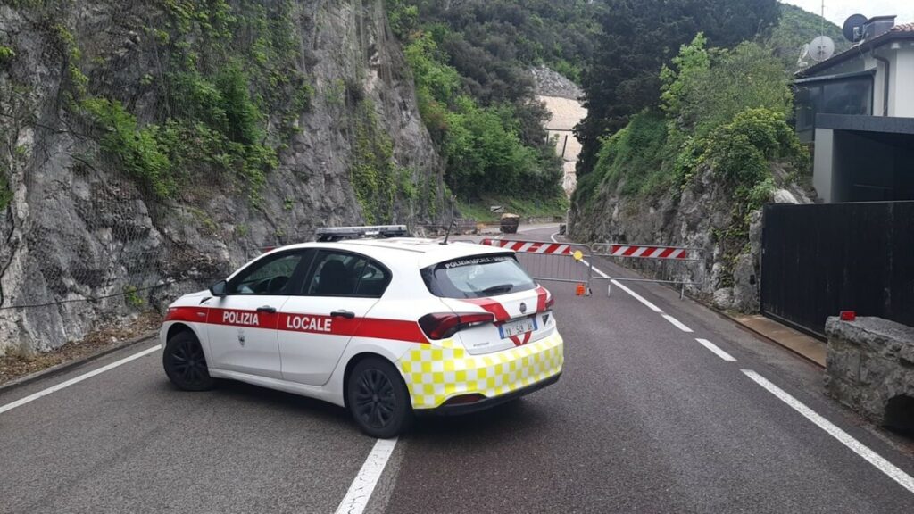 Ragazzi fingono di gettarsi sotto le auto, travolto un ventisettenne - Notizie