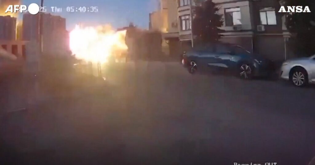 Raid russi a Kiev, una delle esplosioni catturata da una telecamera di sicurezza