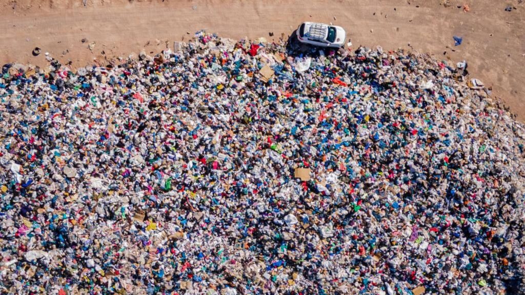 Rifiuti tessili, 120 milioni di tonnellate di capi scartati: l’80% in discarica o negli inceneritori